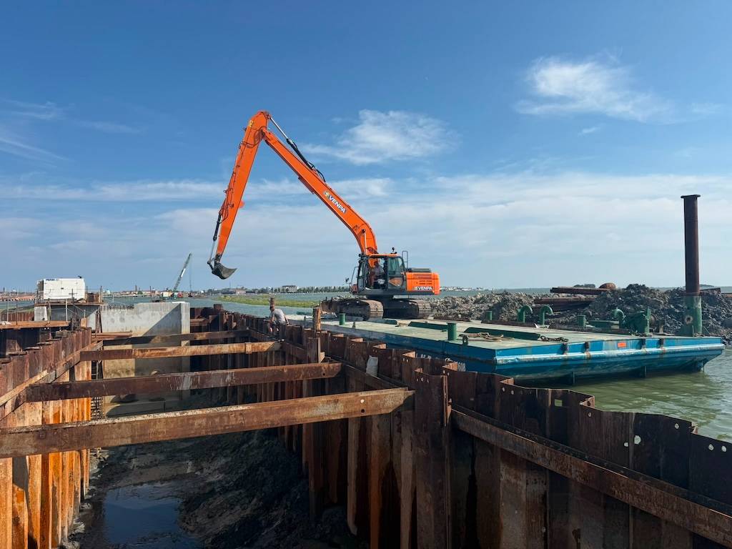 Un escavatore Super Long Reach Venpa per il nuovo acquedotto di Venezia